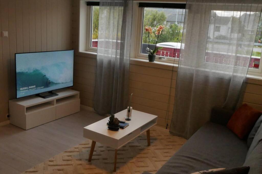 Nyrenovert Leilighet Med Gratis Parkering Leknes Kültér fotó