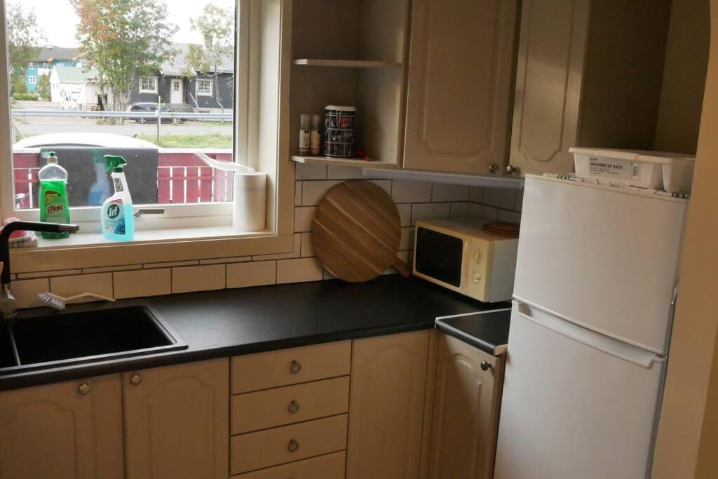 Nyrenovert Leilighet Med Gratis Parkering Leknes Kültér fotó