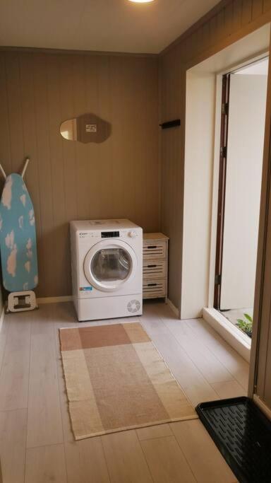 Nyrenovert Leilighet Med Gratis Parkering Leknes Kültér fotó